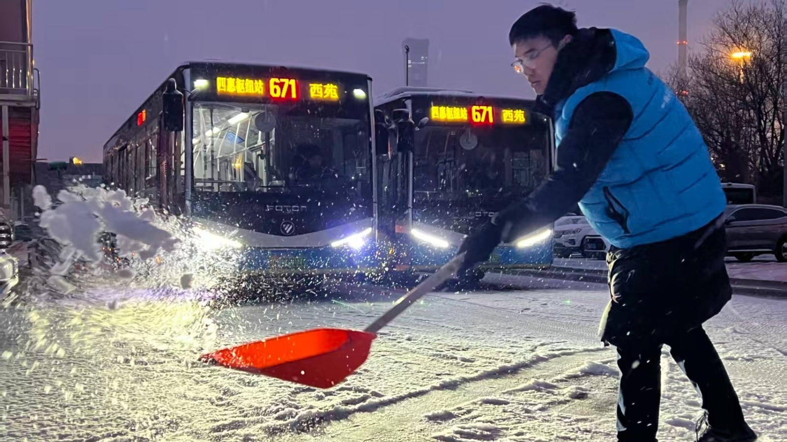 应对雪后低温，北京公交多项举措保障周一早高峰