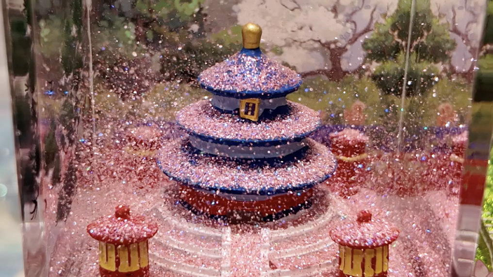 北京超级周末 +赏花季引来大量游客 创新文创产品销售火爆 北京超级周末 +赏花季引来大量游客 创新文创产品销售火爆