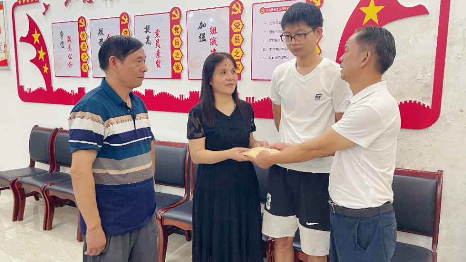 “施救老人遭索赔”的女店主,获慰问金 “施救老人遭索赔”的女店主,获慰问金