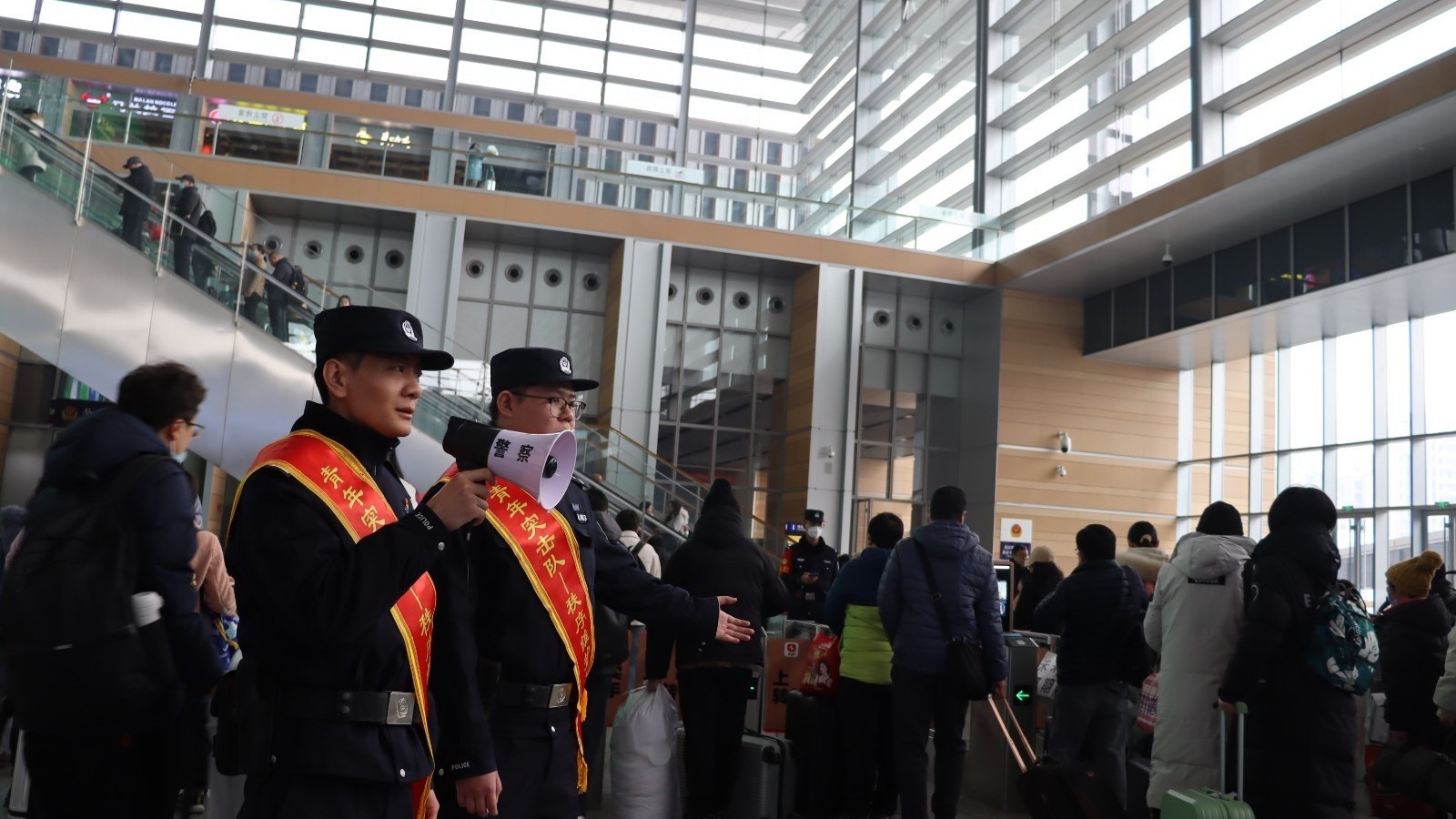 北京丰台站出现客流高峰日 铁警提醒旅客照顾好同行的老人和儿童