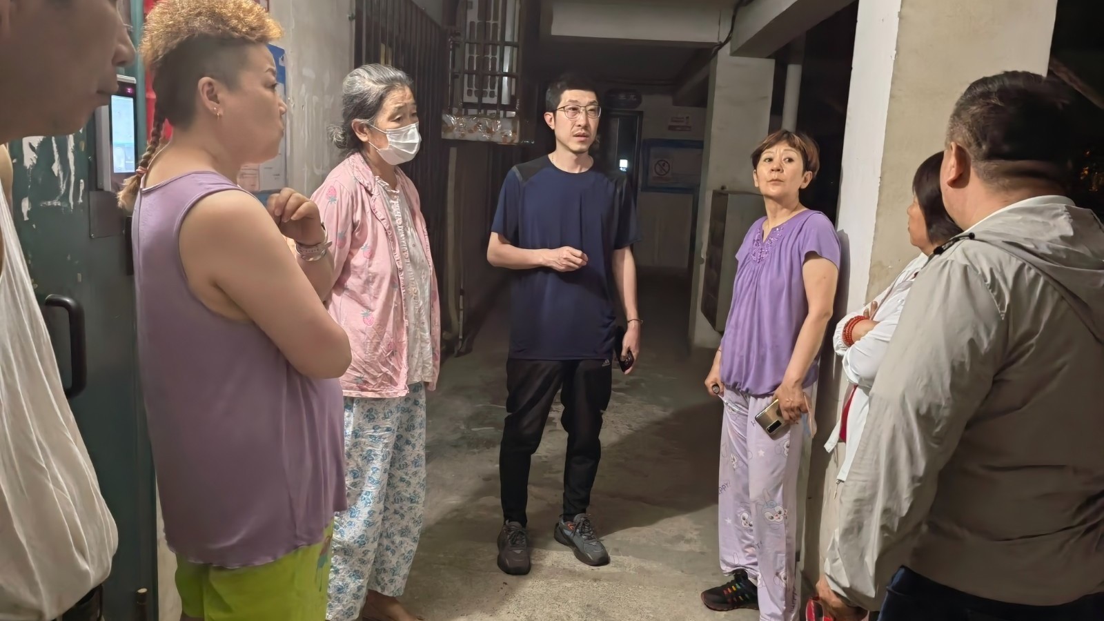 昼夜抢修不停步 石景山鲁谷街道双锦园社区为居民及时“送电”解民忧