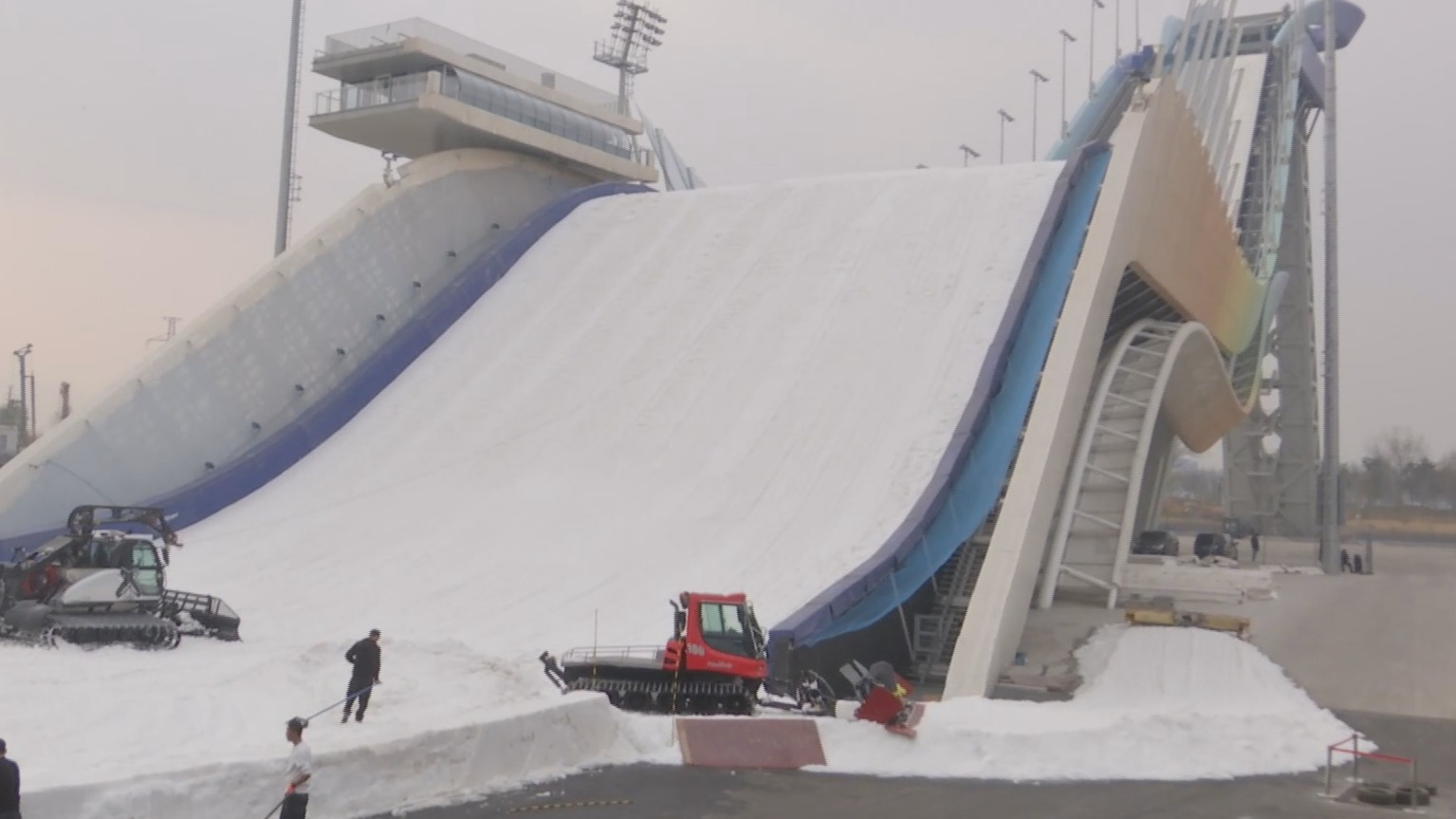 首钢滑雪大跳台完成造雪 “雪飞天”再迎国际冰雪赛事