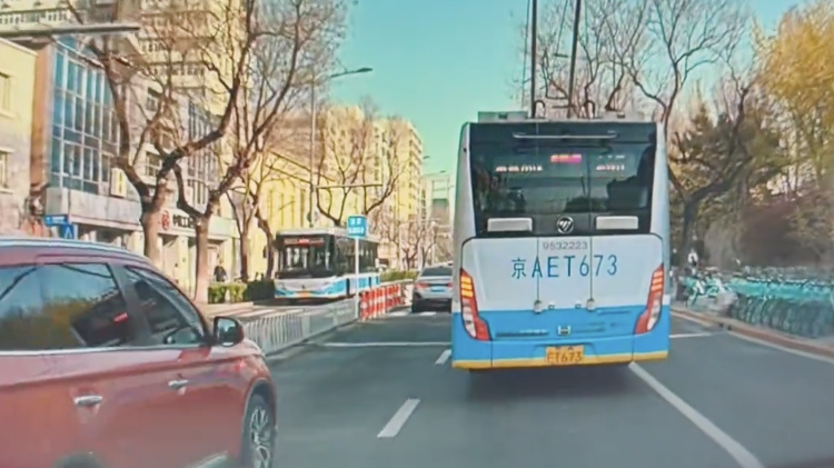 北京街头暖心一幕，公交司机在斑马线暖心招手提醒后车一起礼让行人