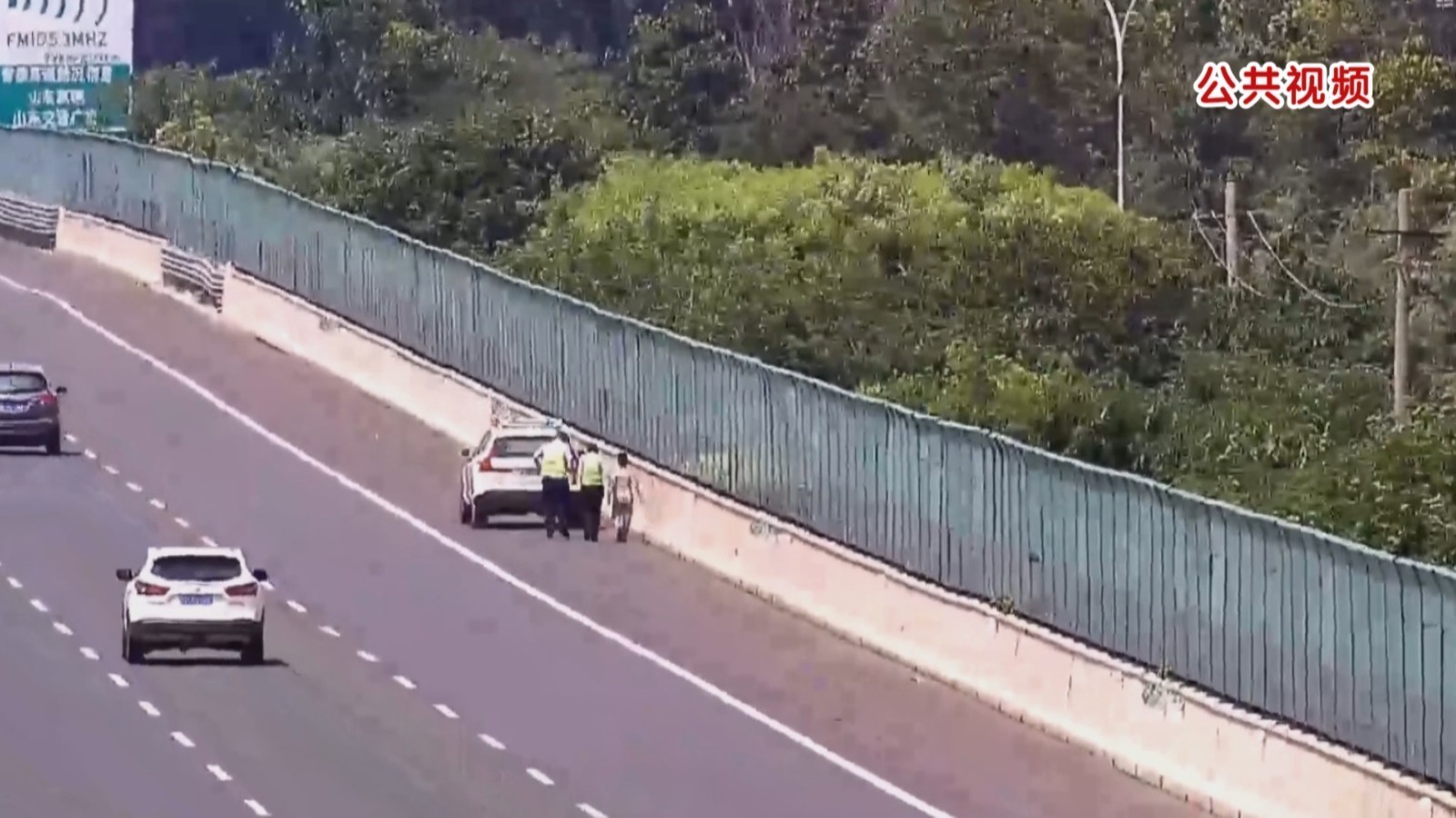 10岁男孩迷路误上高速 交警紧急救助化险为夷