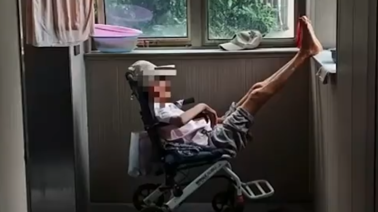 律师解读九旬老人睡楼道:老人女儿属照护严重失格 律师解读九旬老人睡楼道:老人女儿属照护严重失格