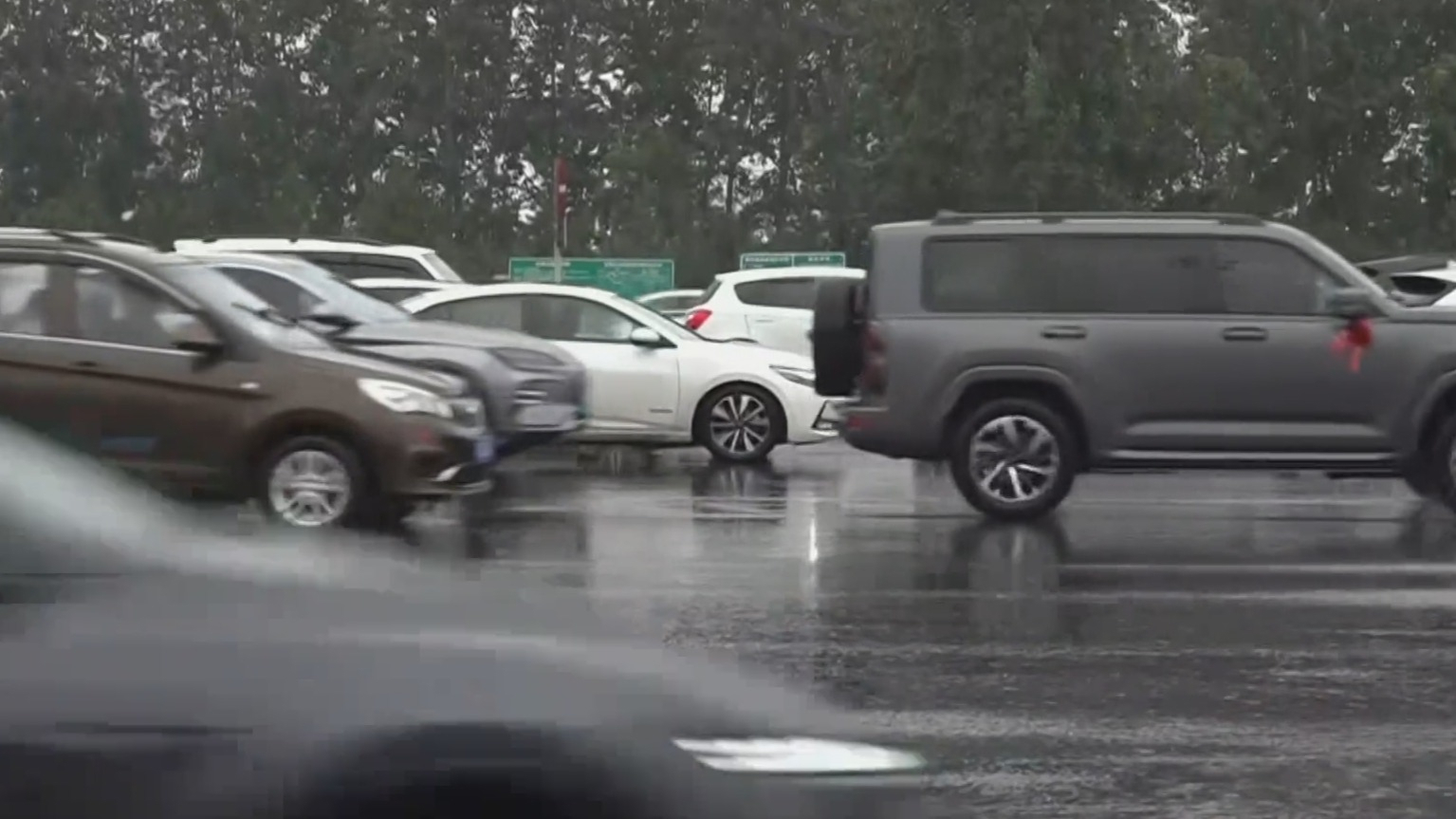 高速路迎来返程高峰 北京交警全力护航 高速路迎来返程高峰 北京交警全力护航