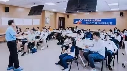 “银龄科技天团”走进课堂,这些学生让他们动容 “银龄科技天团”走进课堂,这些学生让他们动容