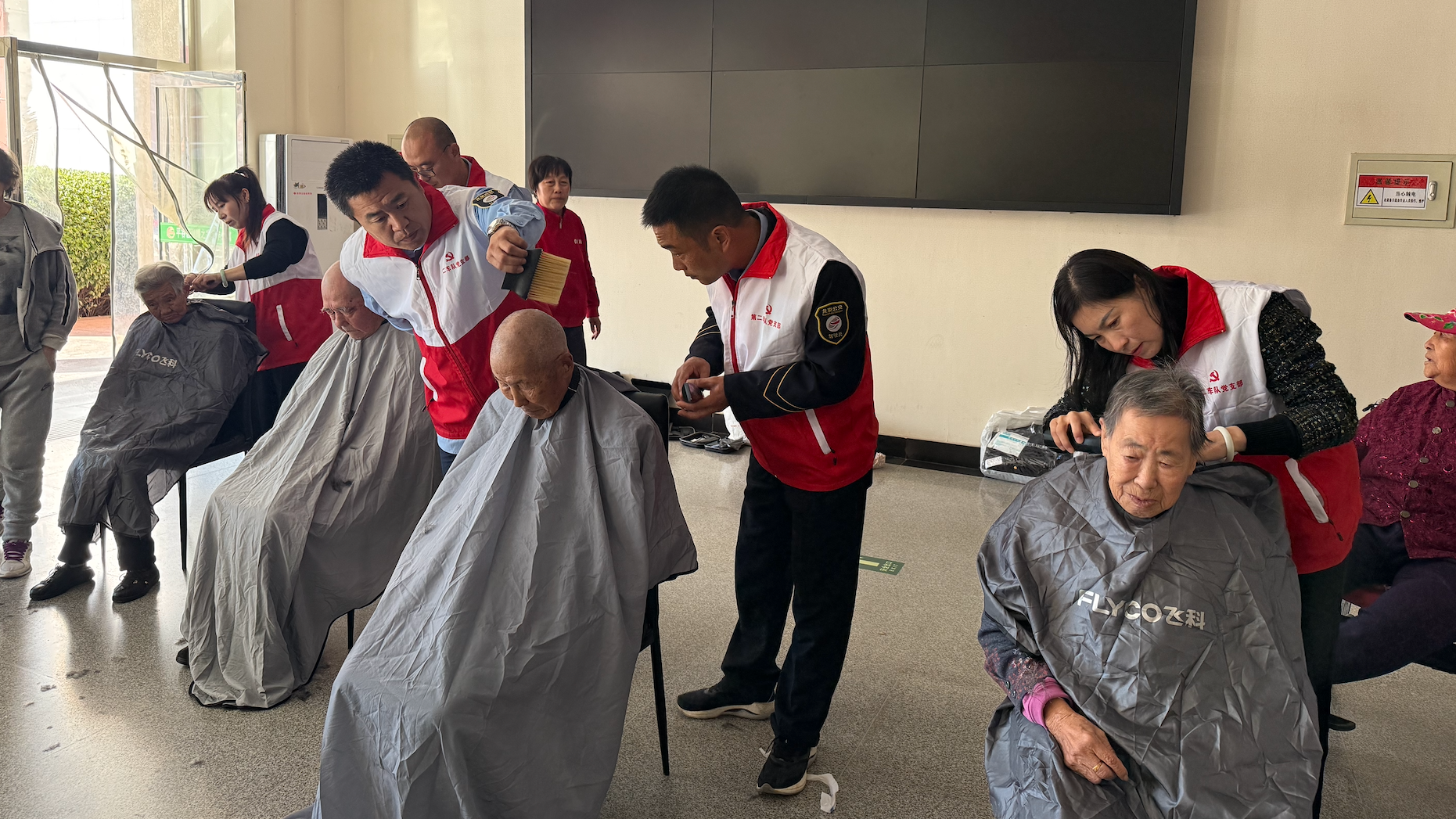 北京公交集团客七分公司第二车队 开展“九九重阳节 浓浓敬老情”活动