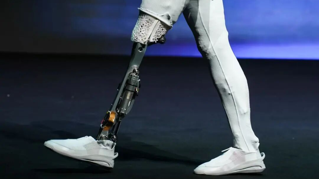 何小鹏哽咽再辟谣“机器人内藏真人”