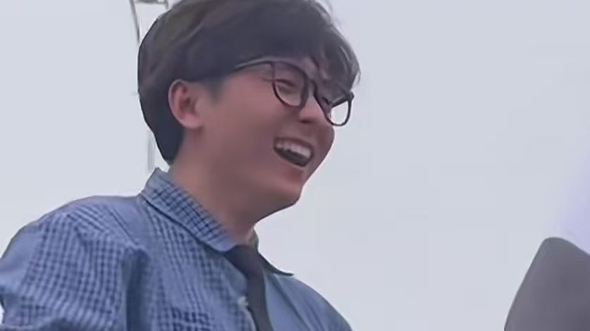 骨折小哥坐轮椅参加音乐节被大家举起