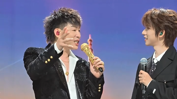 2026快手超级夏晚上演趣味互动 贺峻霖现场cue胡彦斌尝试武汉方言