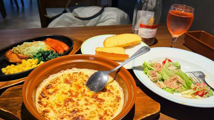 下班去萨莉亚的打工人，花5块钱喝爽了