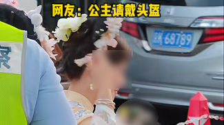 北京:女子穿古装戴旗头骑电动车不戴头盔还带人,被交警罚款 北京:女子穿古装戴旗头骑电动车不戴头盔还带人,被交警罚款