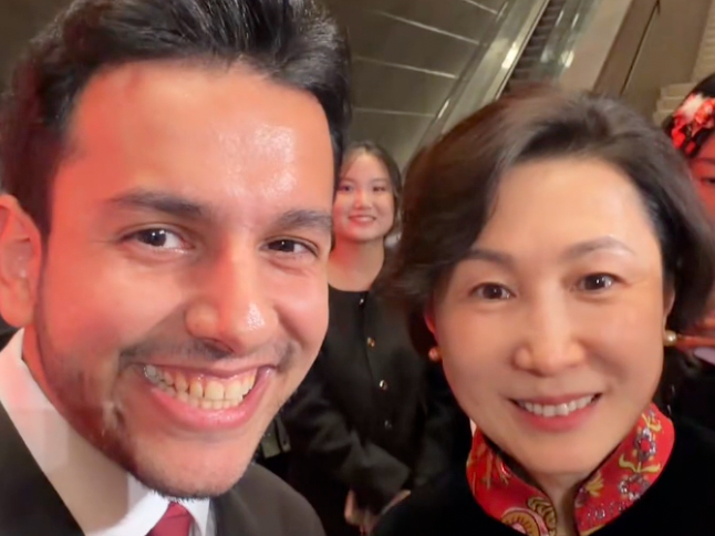 外国驻华记者们纷纷与外交部新闻司司长毛宁合影