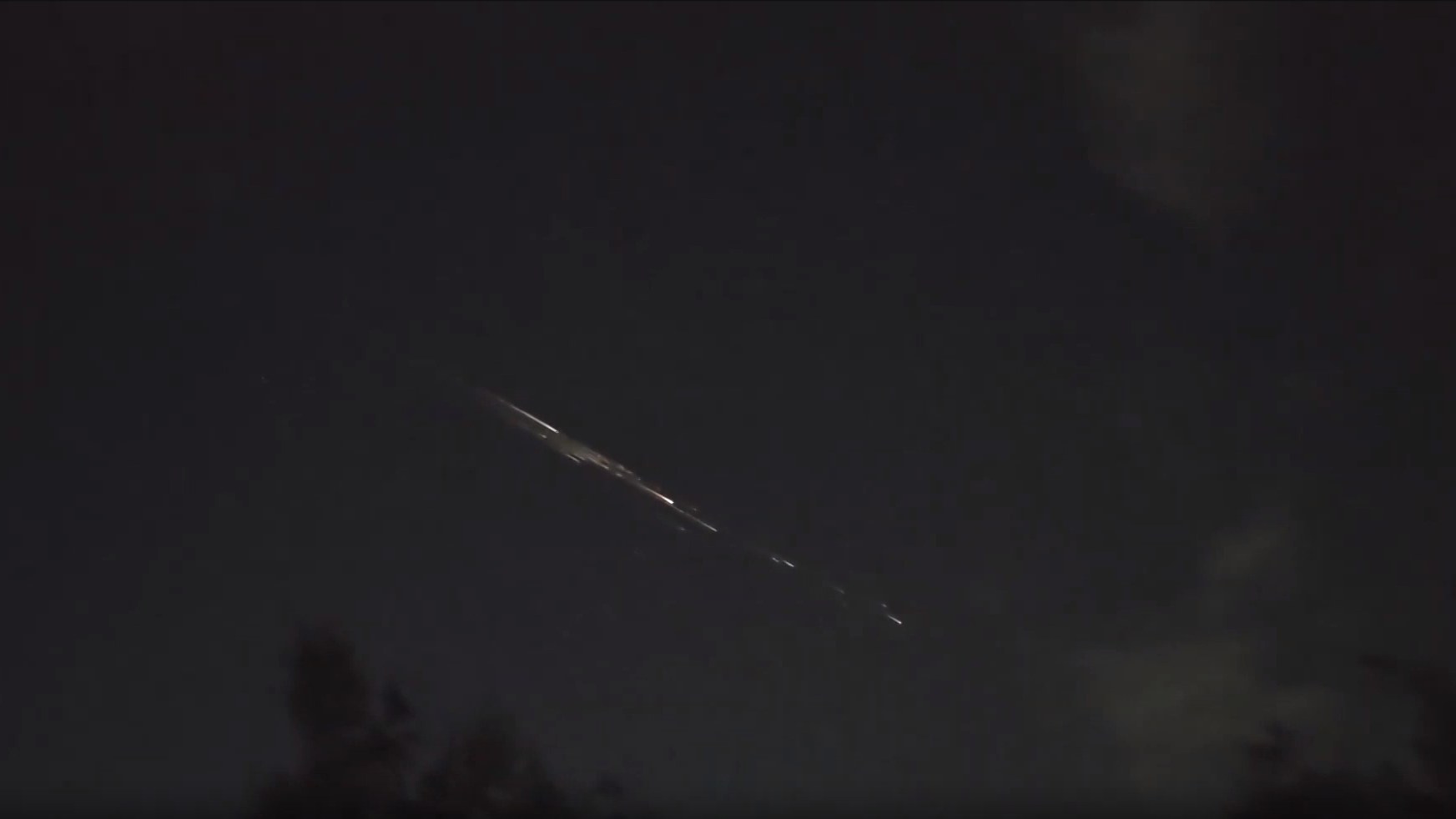 神秘火球划过加州等地夜空 证实为“星链”卫星坠落 神秘火球划过加州等地夜空 证实为“星链”卫星坠落