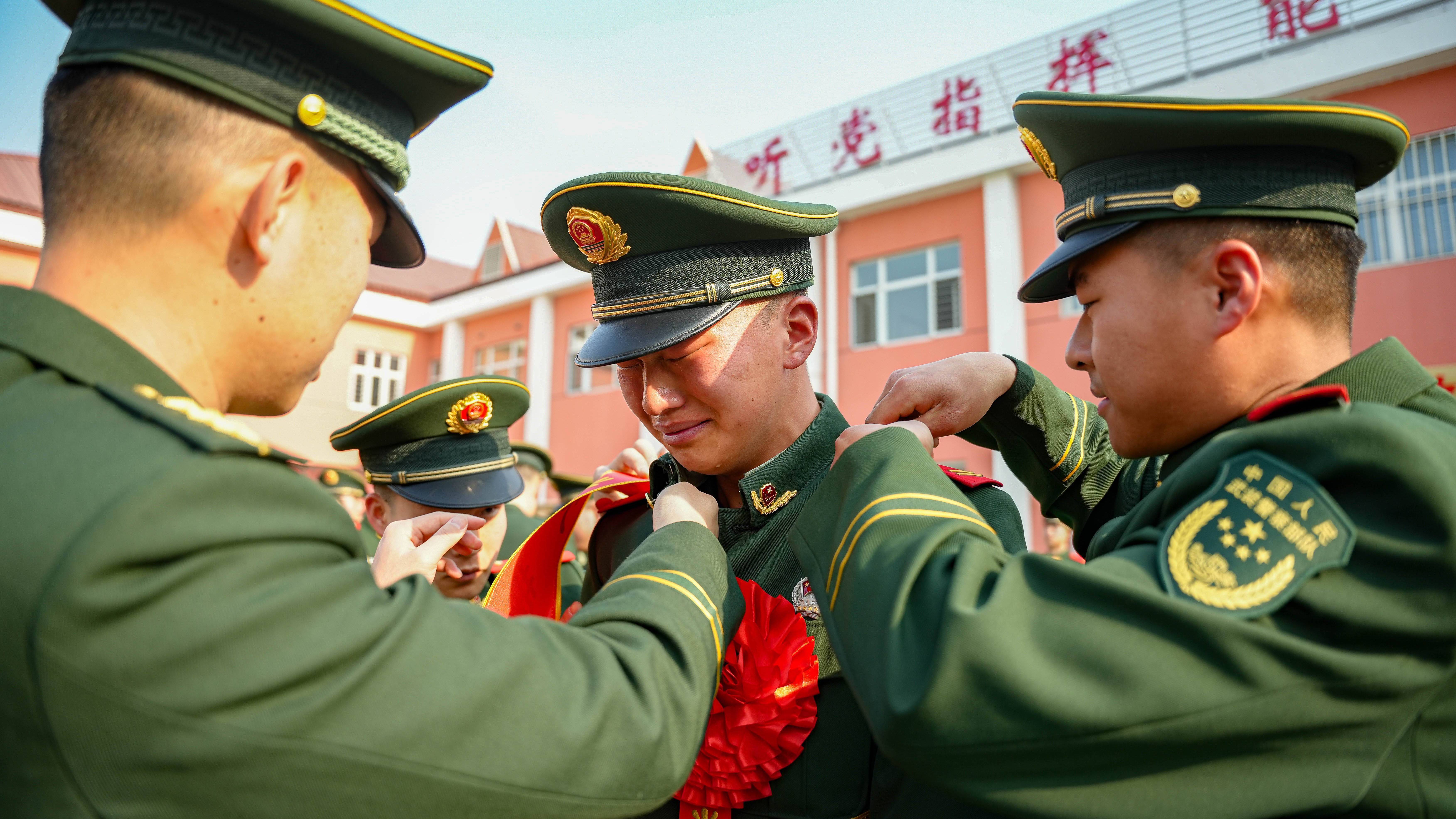 退伍季 退役士兵泪洒军营 退伍季 退役士兵泪洒军营