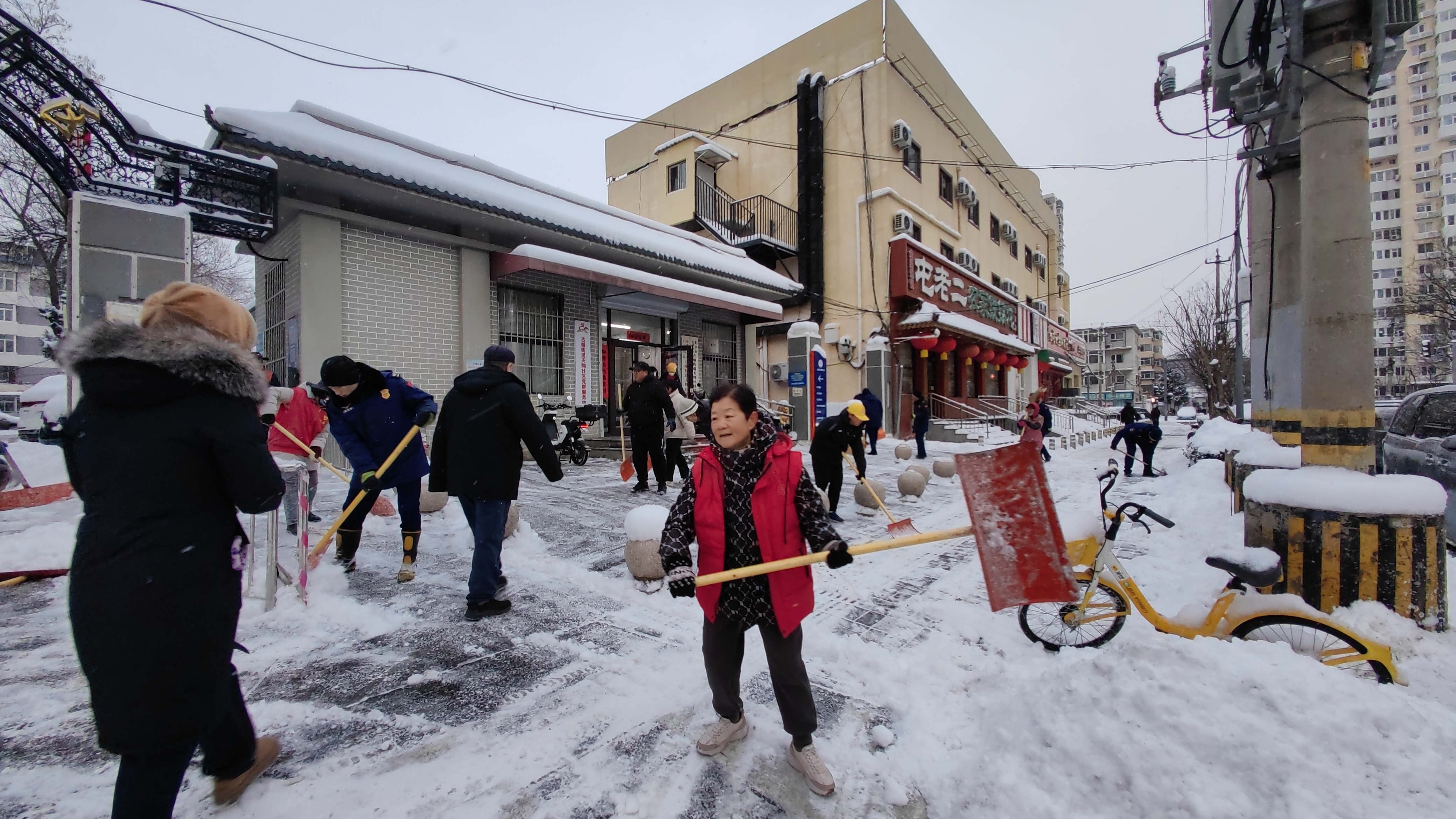 石景山区天翔社区开展党员志愿者扫雪铲冰活动