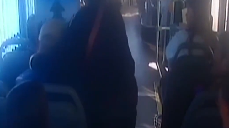 车上老人突然身体发软、呕吐、意识模糊，老伴儿急哭了……北京公交司机停车冲向后排，11分钟抢回一条命！