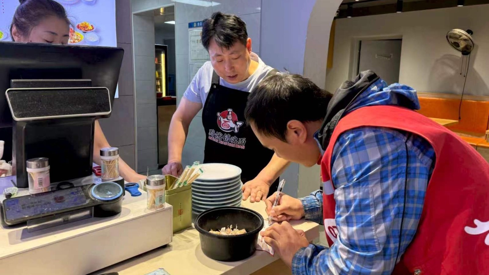 1积分吃上热乎团圆饭 玉桥街道“骑士礼遇”暖胃更暖心