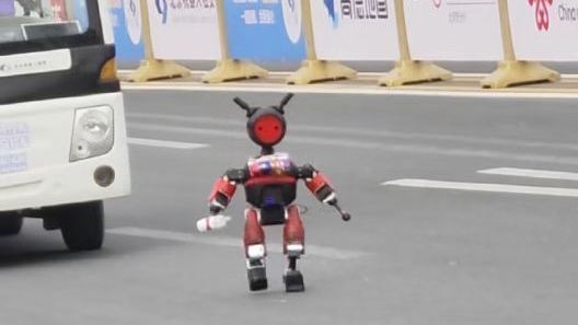 机器人半马萌娃组出道：拿奶瓶、戴小帽 还有一只乱入的“大湾鸡”