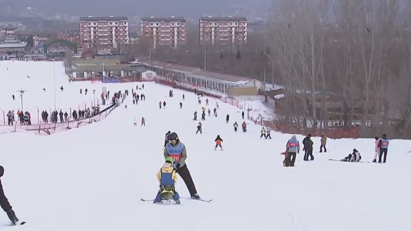 京津冀滑雪场迎来大客流 三地群众共享速度与激情