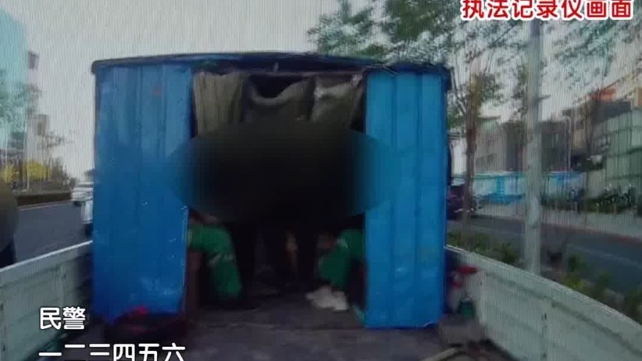 三货车组团车斗蒙布 里面另有“玄机”民警：你承担得了责任吗？