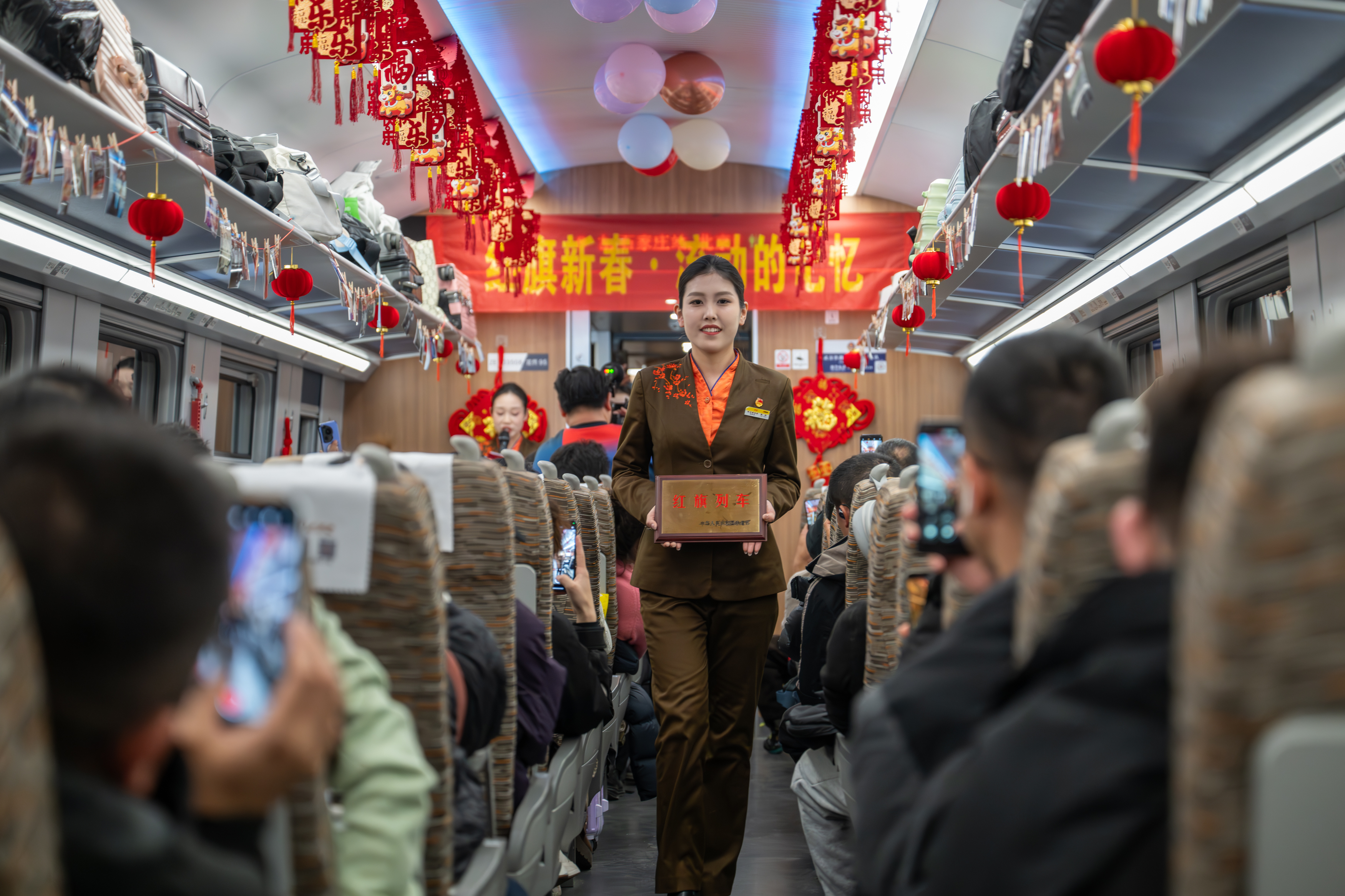 新春走基层丨77载“红旗列车”里的春运故事 新春走基层丨77载“红旗列车”里的春运故事