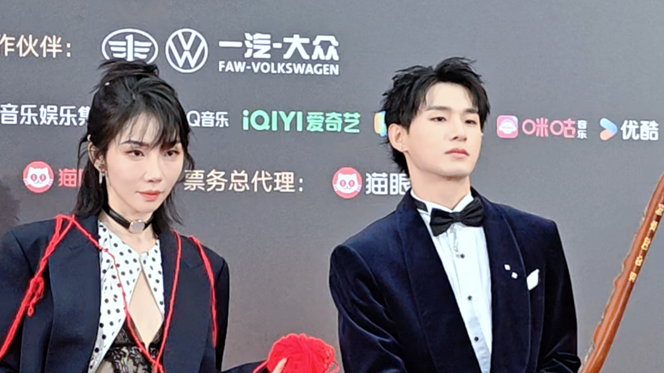 姚琛刘恋现身2025WMA微博音乐盛典红毯，这对魔法组合在红毯上太抢眼
