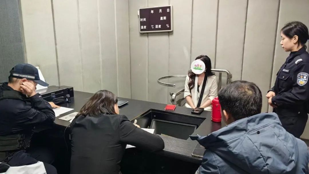 百万粉丝女歌手杨某,全国巡回演唱会后被抓 百万粉丝女歌手杨某,全国巡回演唱会后被抓