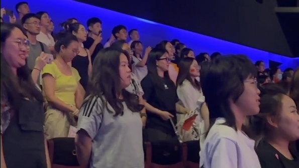 “莎头”夺冠瞬间 影院观众欢呼声快把房顶掀翻了 “莎头”夺冠瞬间 影院观众欢呼声快把房顶掀翻了