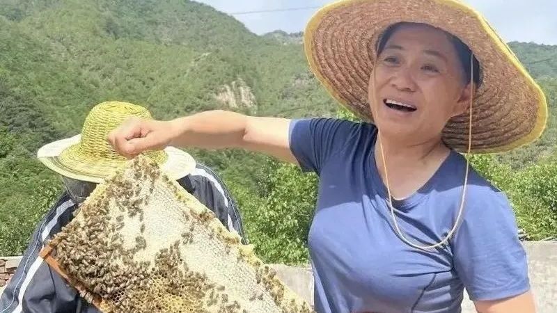 被洪水冲走失联19天,尹春燕遗体已找到 被洪水冲走失联19天,尹春燕遗体已找到