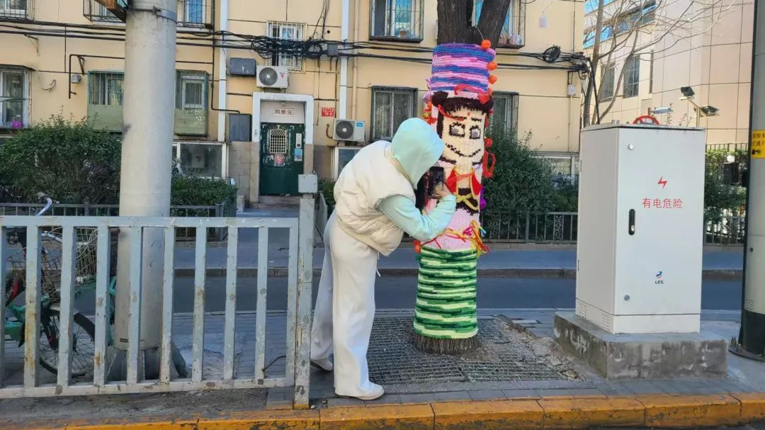 灯市口大街，大树穿上“哪吒毛衣”