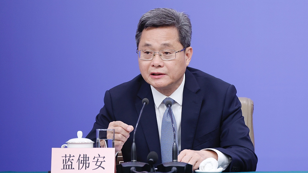 蓝佛安:中央本级三公经费压减7%以上 蓝佛安:中央本级三公经费压减7%以上