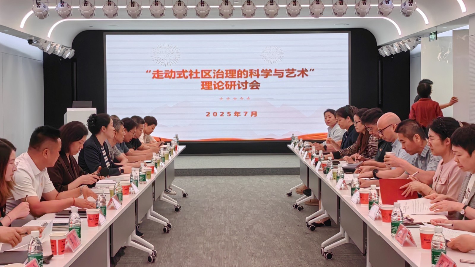 党建引领校地融合，探索基层治理新路径