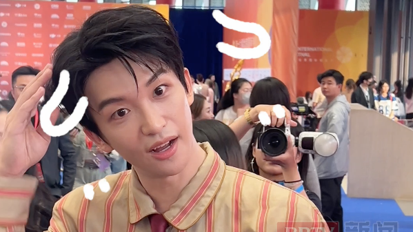 黄子弘凡亮相北影节闭幕式，超宠粉比出“小狗”耳朵