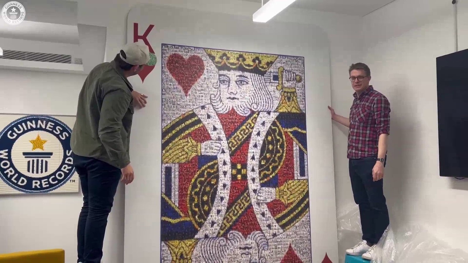 英国男子再创吉尼斯纪录 制作全球最大扑克牌 英国男子再创吉尼斯纪录 制作全球最大扑克牌