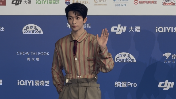 黄子弘凡惊喜亮相北影节闭幕式红毯，将携手郎朗带来精彩的舞台表演