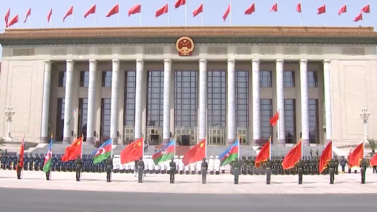 人民大会堂东门外广场举行仪式，欢迎阿塞拜疆总统阿利耶夫访华。
