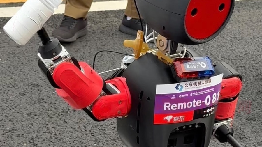 海派兄弟工作人员介绍机器人奶瓶造型