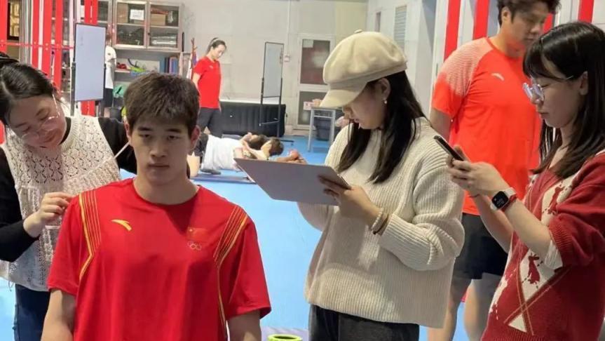 游泳队每人都有量身定制款枕头！这些高科技，北京高校造！