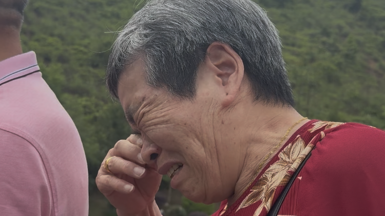 七十岁老夫妻缅怀袁隆平 提到袁老两夫妻忍不住掩面而泣 七十岁老夫妻缅怀袁隆平 提到袁老两夫妻忍不住掩面而泣
