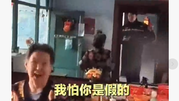 民警在新片区走访登记人口信息时大娘表现出超强的防诈意识