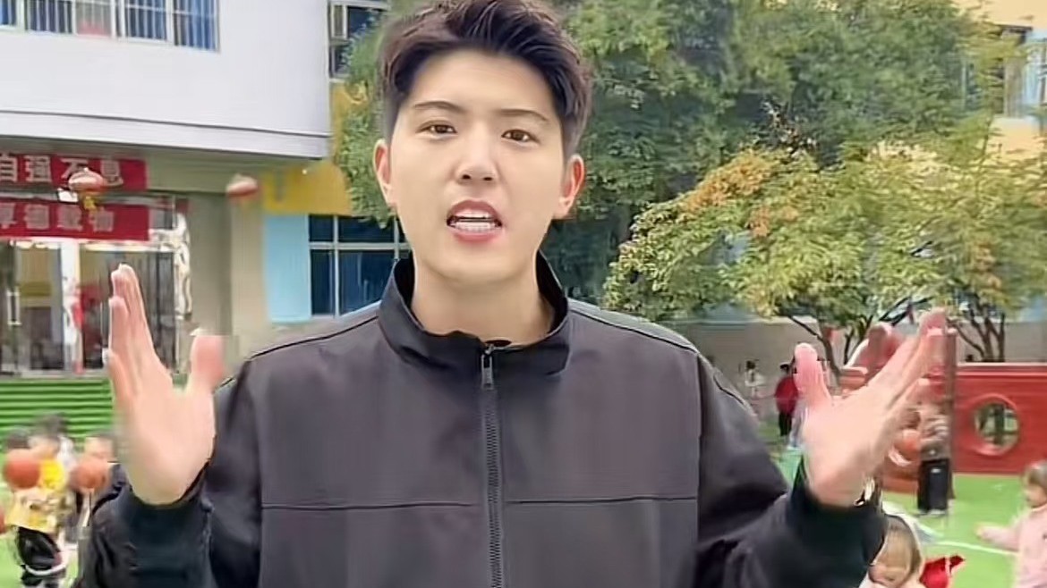 98年帅气幼儿园园长主张以运动教育为主