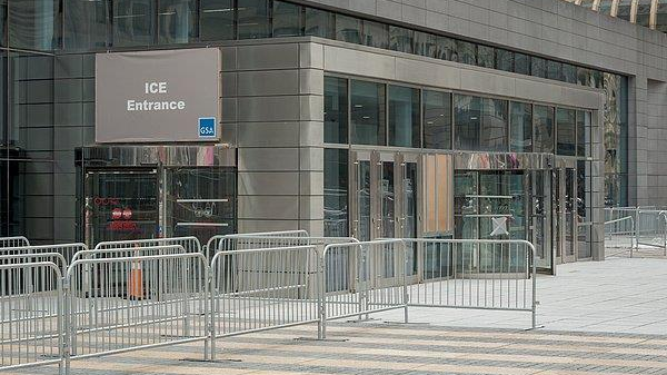 美国移民事务主管在国会接受质询