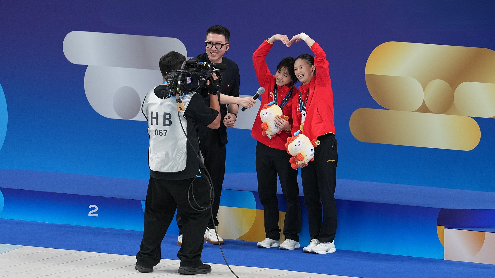 全红婵陈芋汐合体夺冠!赛后可爱比心“表白”北京 全红婵陈芋汐合体夺冠!赛后可爱比心“表白”北京