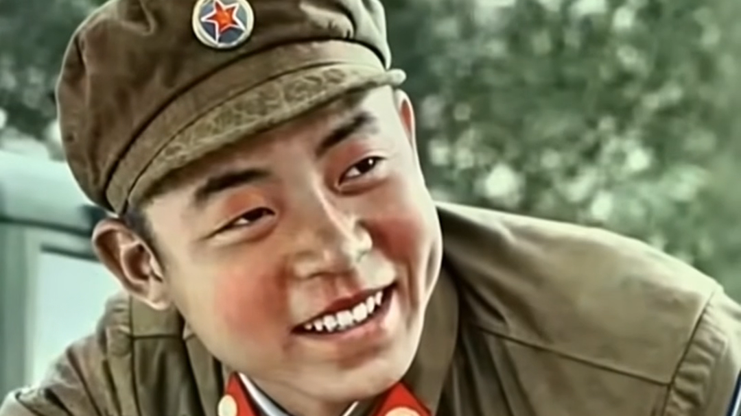 AI重现雷锋经典瞬间！老照片动起来了，他的笑容温暖又治愈