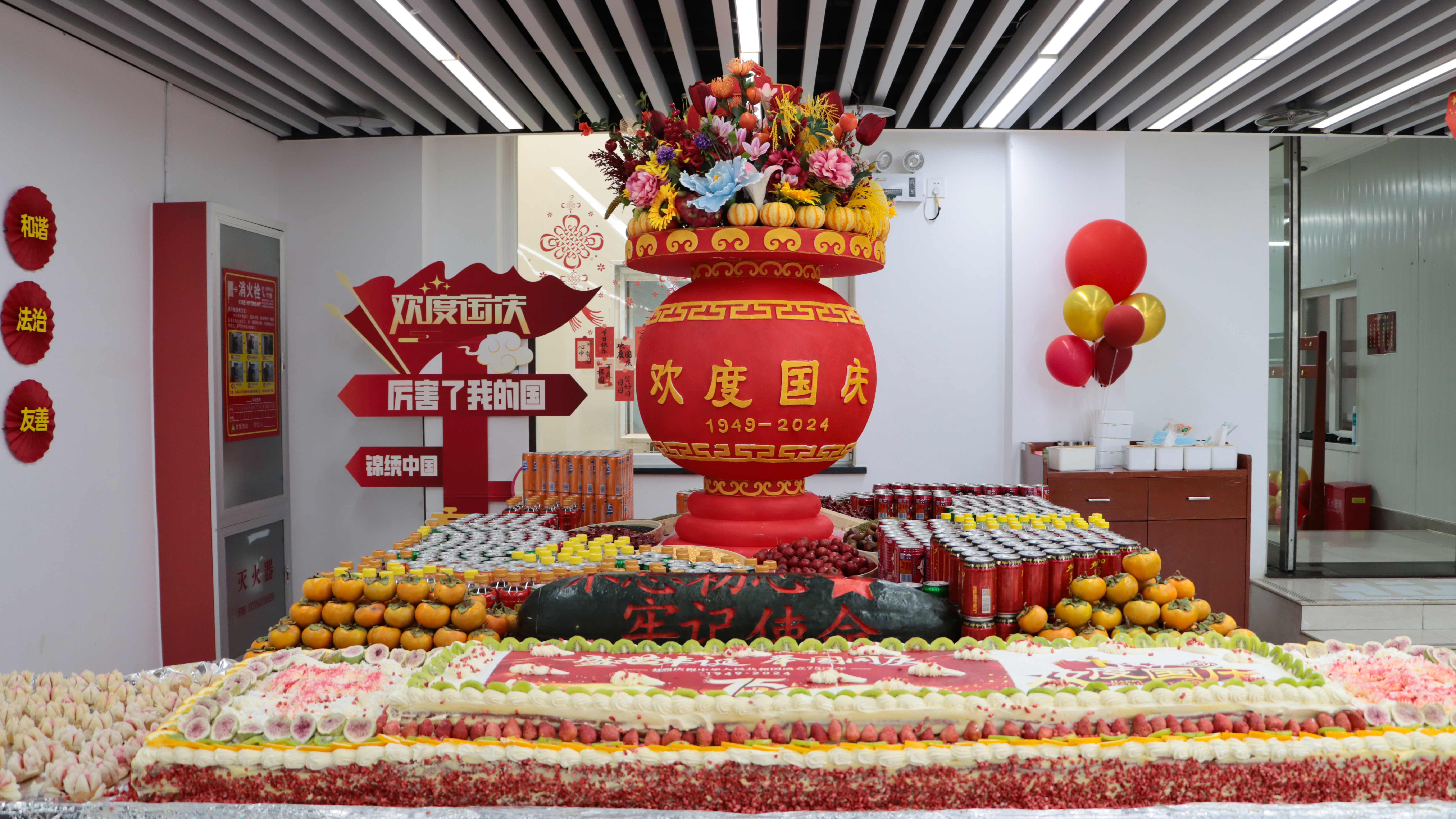 太牛了!天安门广场“普天同庆”大花篮被官兵复制到了军营 太牛了!天安门广场“普天同庆”大花篮被官兵复制到了军营