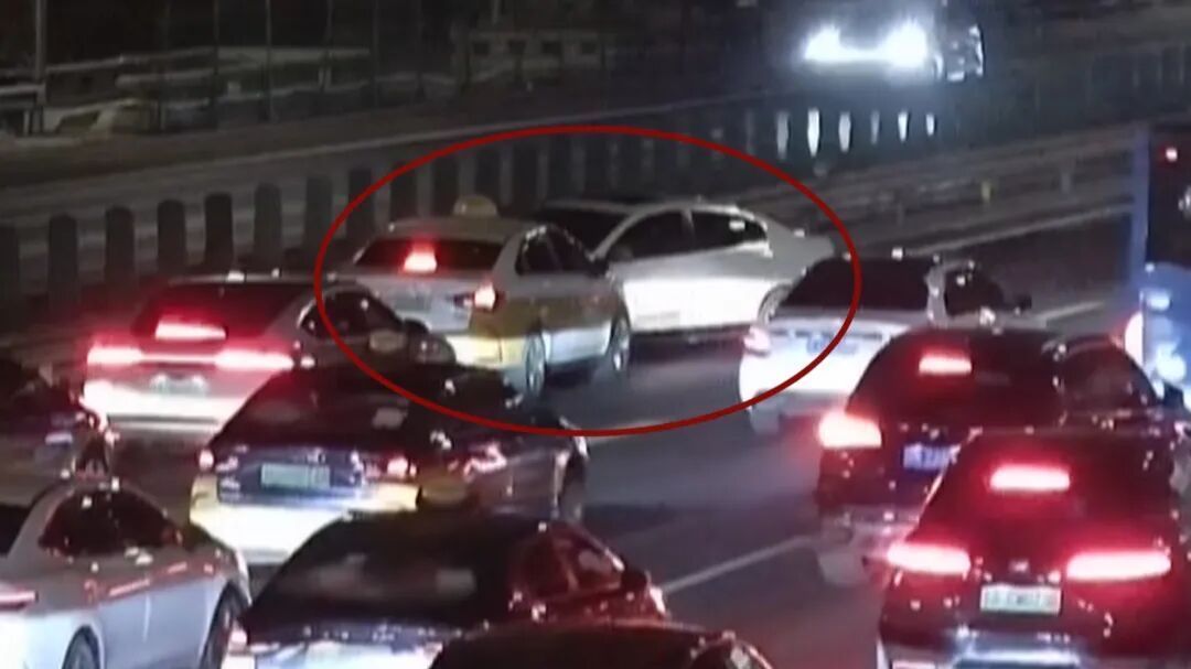 北京深夜连发三起事故!都出现了一辆白色汽车—— 北京深夜连发三起事故!都出现了一辆白色汽车——