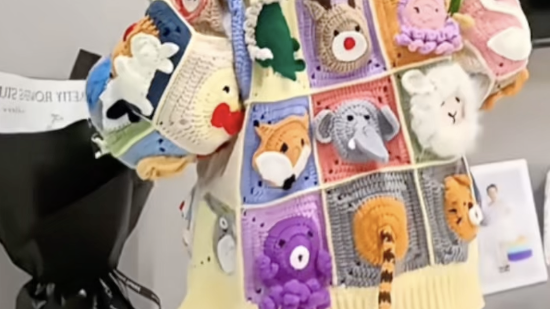 妈妈为女儿手搓立体动物毛衣超可爱