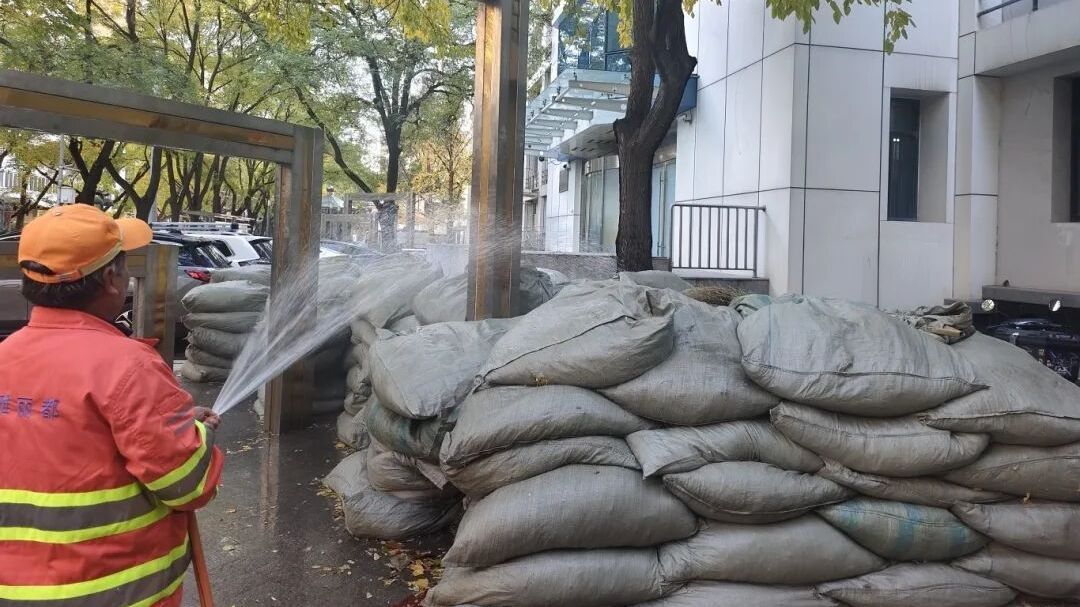 落叶是秋天的诗，他们是无名的城市美容师~